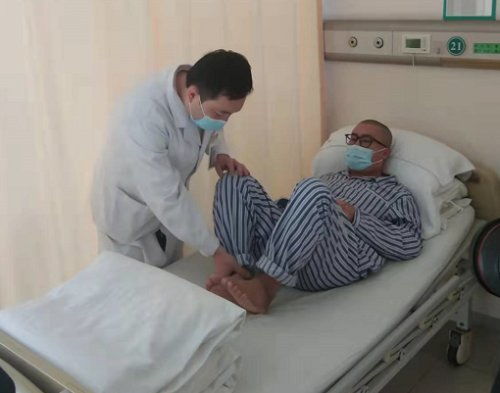 寒冬酷饮惹悲剧 沈阳男子醉酒昏睡路边致五指冻伤截肢